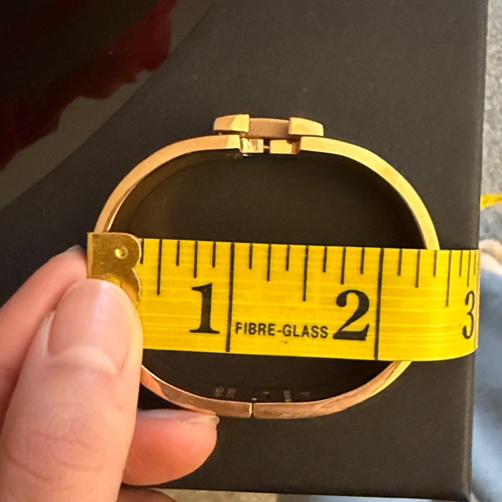 Black clic clac bangle with H buckle. - Picture 6 of 8